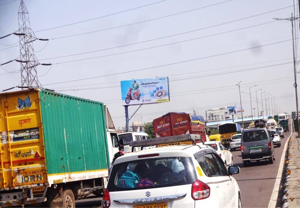 Unipole Branding in Welcome Metro Delhi - Delhi