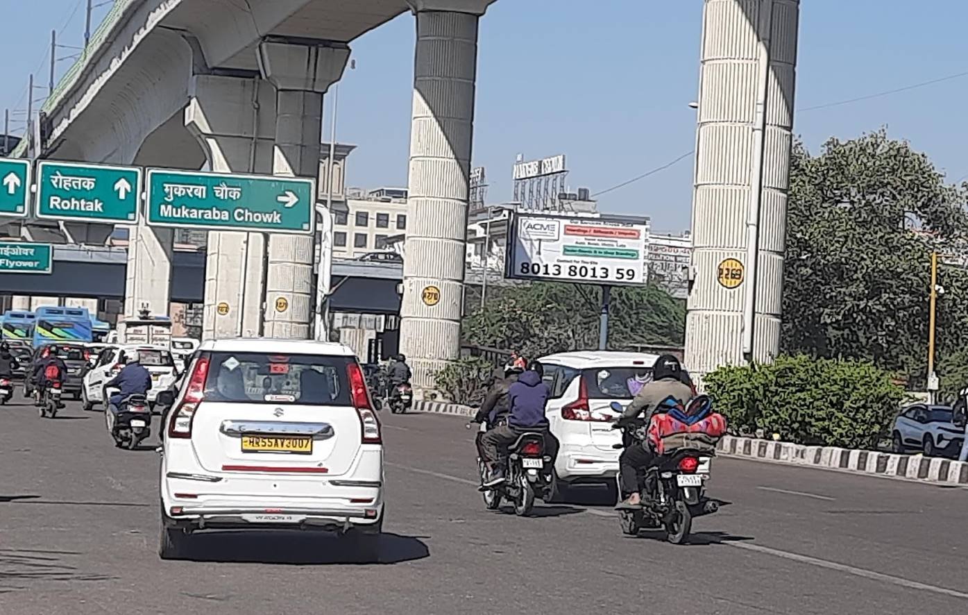 Unipole Advertising in Peeragarhi Chowk Towards Udyog Nagar, Delhi - Delhi