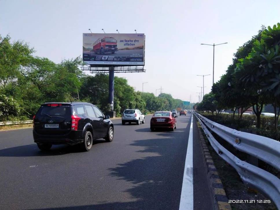 Unipole Advertising in Expressway, Sectar 108 - Noida