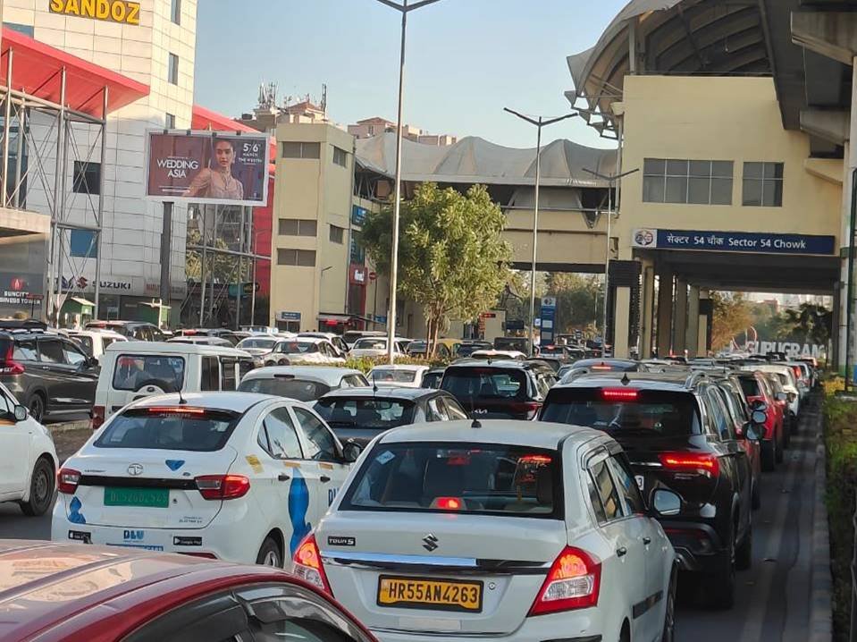 Unipole Advertising in AIT Chowk/Sector 55-56 Metro Station, Gurugram - Gurugram
