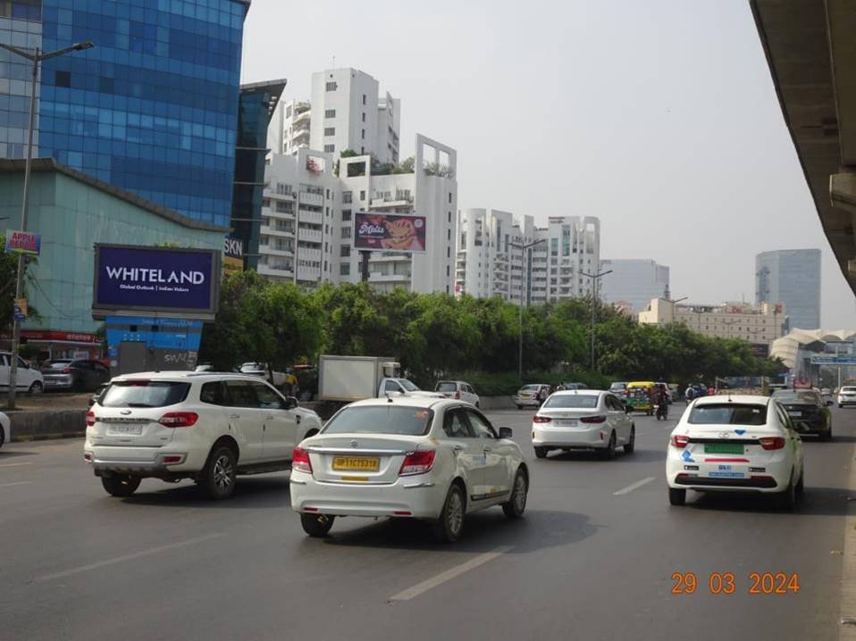 Hoarding Advertising Outside Central Plaza, Gurugram - Gurugram