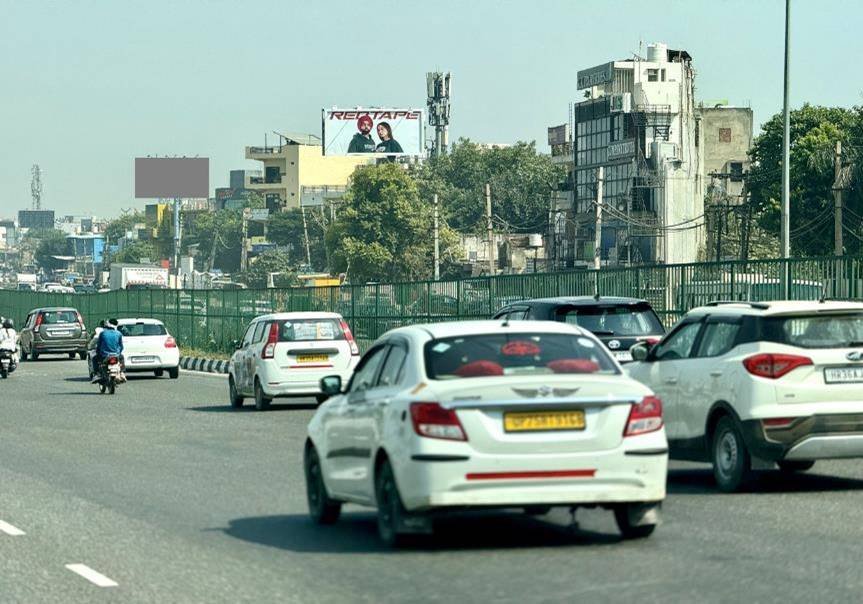 Hoarding Advertising in NH 8, Sector 33 Gurugram - Gurugram