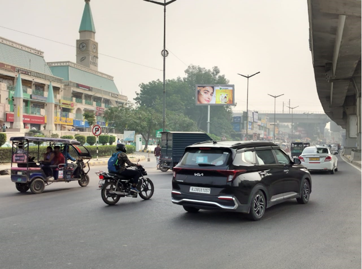 Unipole Advertising in Outside DLF City Court, Gurugram - Gurugram