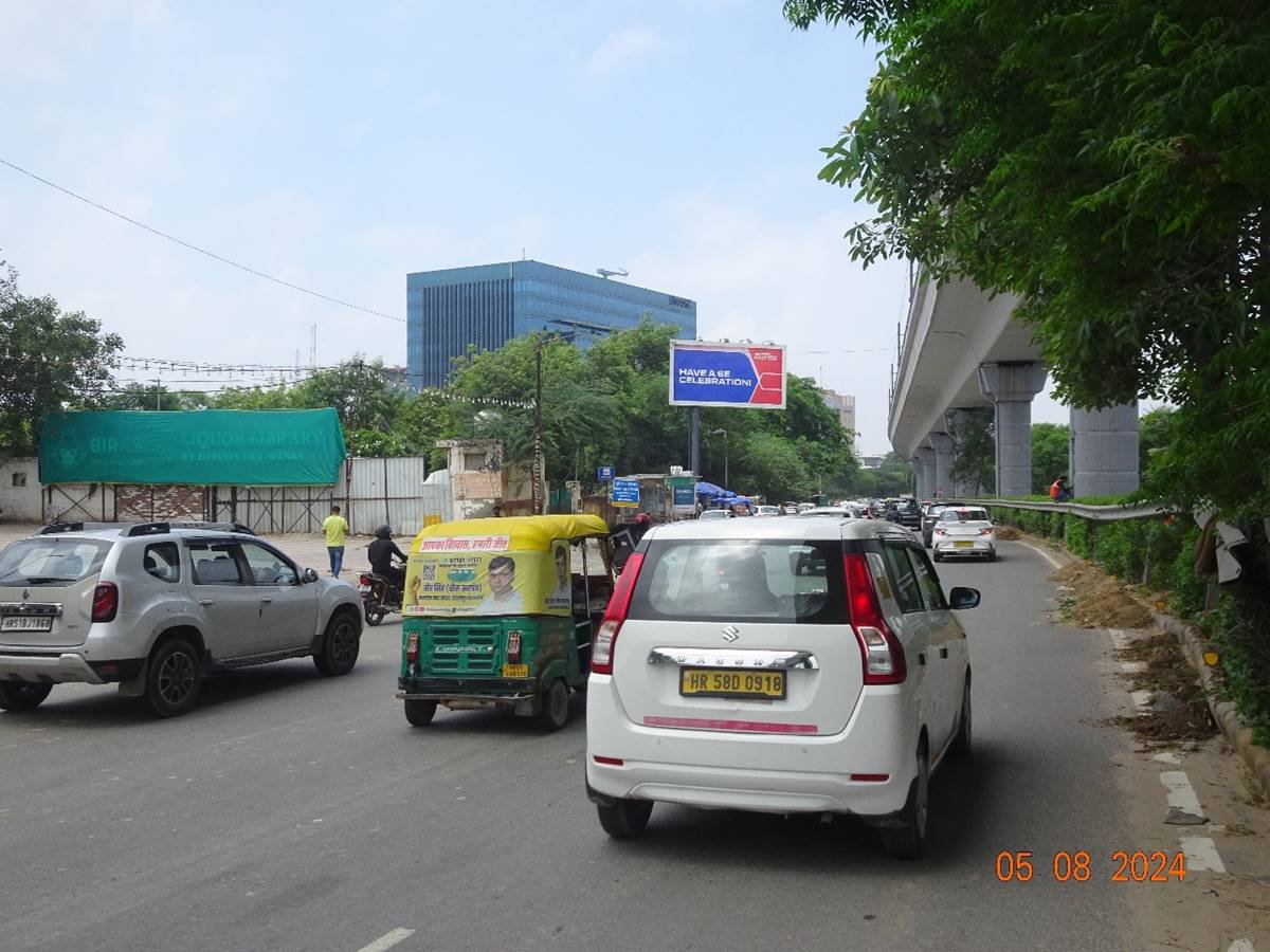 Unipole Advertising near Le Méridien - Gurugram