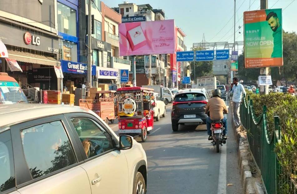 Unipole Advertising in Deepali Chowk Rohini Delhi - Delhi