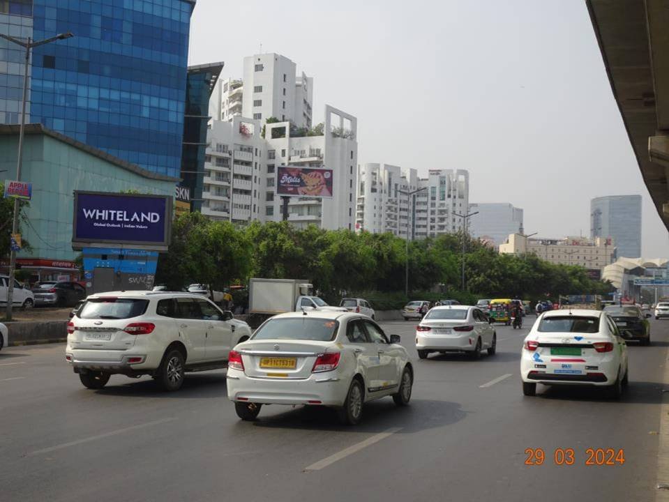 Unipole brandng in Central Plaza gurugram - Gurugram