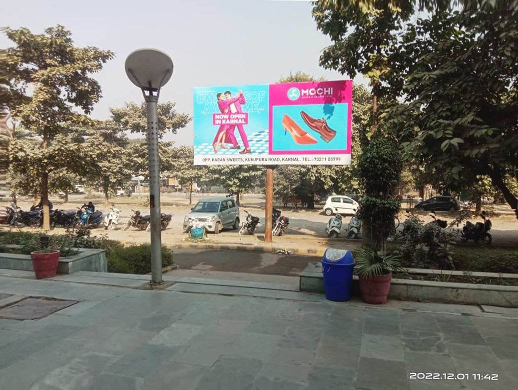 Unipole advertising companies in Haryana showcasing large outdoor billboards