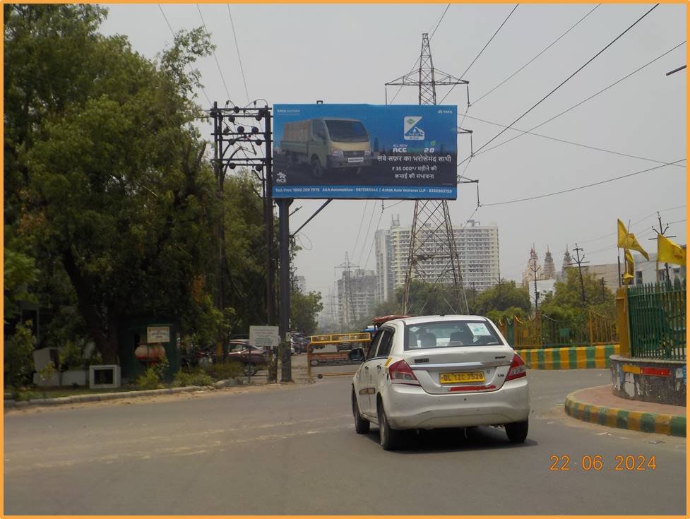 Unipole advertising companies in Ghaziabad offer premium vertical billboard solutions placed on highways, flyovers, and main intersections.