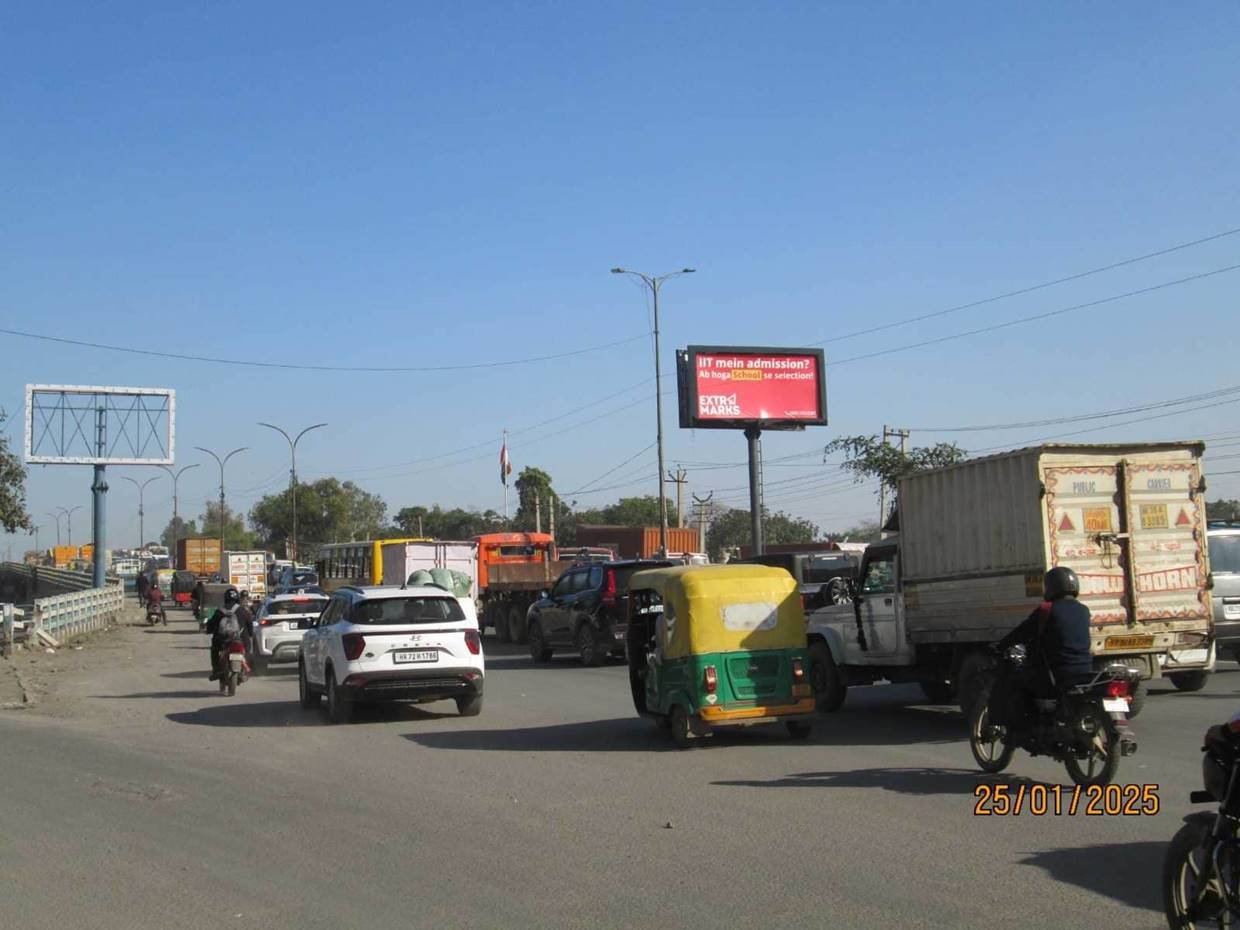 BATA CHOWK TOWARDS HARDWARE CHOWK - Faridabad