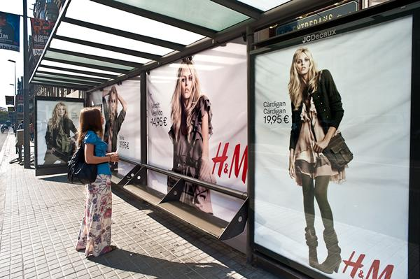 Transit advertising fits perfectly with H&M’s mass-appeal positioning. It ensures the brand stays visible across: