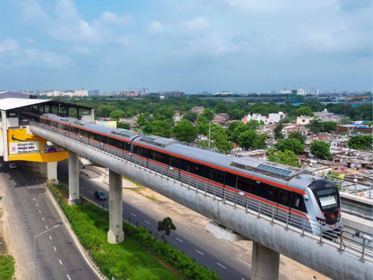 Metro advertising in Gurukul Road Metro Station in Ahmedabad with Acme Advertising. - 